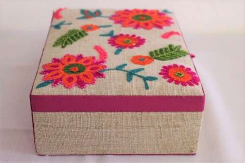 **RS17** A beautiful hand made coloured Indian made "Cachivaches" jewellery box with a pink lining