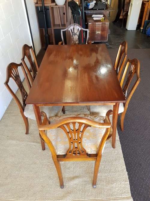 An awesome vintage dining room suite w/ a retro table & 6x shield-back chairs including two carvers