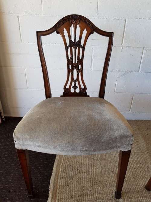 An awesome vintage dining room suite w/ a retro table & 6x shield-back chairs including two carvers