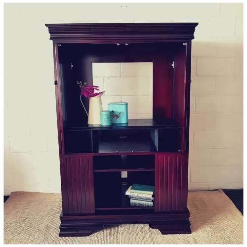 **RS17_Clearance** Mahogany TV-Cabinet w/ two doors & ample space for an entertainment system