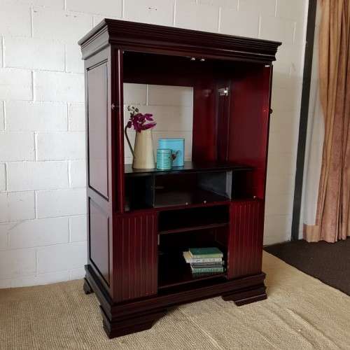 **RS17_Clearance** Mahogany TV-Cabinet w/ two doors & ample space for an entertainment system