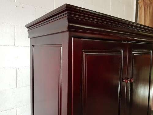 **RS17_Clearance** Mahogany TV-Cabinet w/ two doors & ample space for an entertainment system