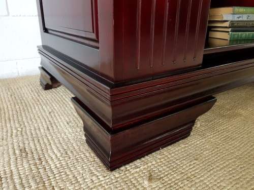 **RS17_Clearance** Mahogany TV-Cabinet w/ two doors & ample space for an entertainment system