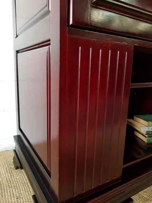 **RS17_Clearance** Mahogany TV-Cabinet w/ two doors & ample space for an entertainment system