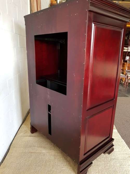 **RS17_Clearance** Mahogany TV-Cabinet w/ two doors & ample space for an entertainment system