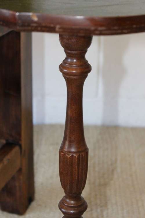 Stunning Victorian antique mahogany occasional table w/ leather clad top & scalloped rim - amazing!