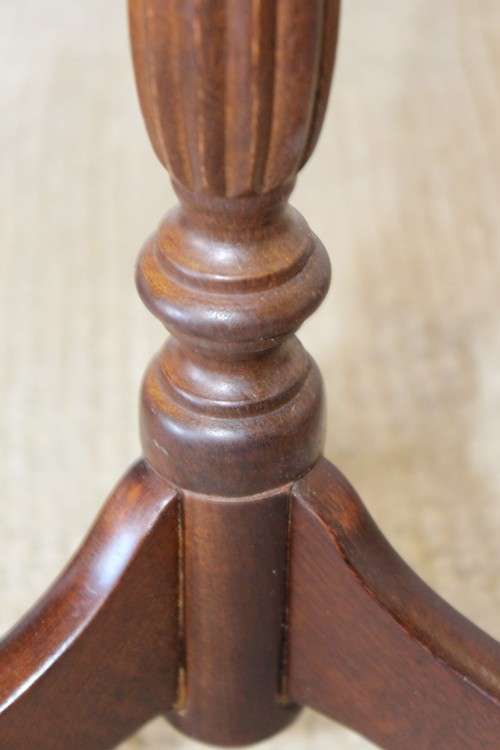 Stunning Victorian antique mahogany occasional table w/ leather clad top & scalloped rim - amazing!