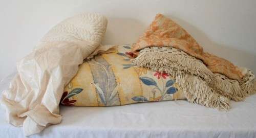 A lovely job lot of 3 blankets incl. a duvet, heavy blanket, eiederdown in good condition. RS17Sale