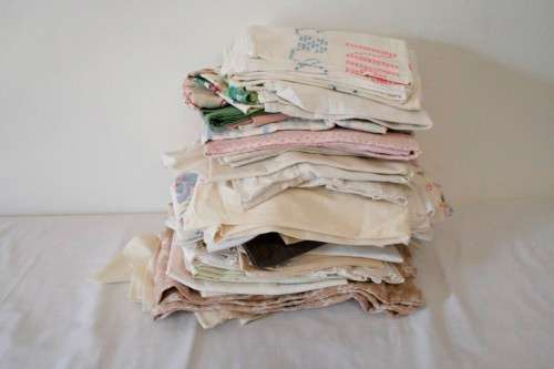 A lovely job lot of single bed linen, duvet covers, pillow cases etc in good condition. RS17Sale