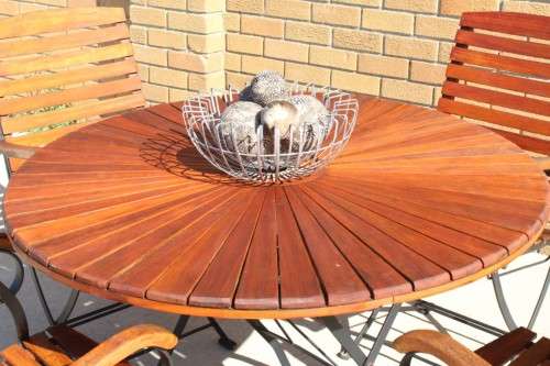A great quality 4-seater wood & wrought iron patio set with 4x folding chairs and a folding table!!