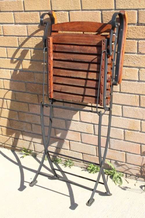 A great quality 4-seater wood & wrought iron patio set with 4x folding chairs and a folding table!!