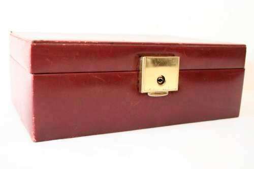 A beautiful jewellery box with a lined interior, lift out tray and ring holder - RS17Sale