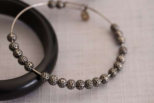 A stunning collection of 6x assorted ladies bracelets incl. silver plate, beaded & ornate vintage