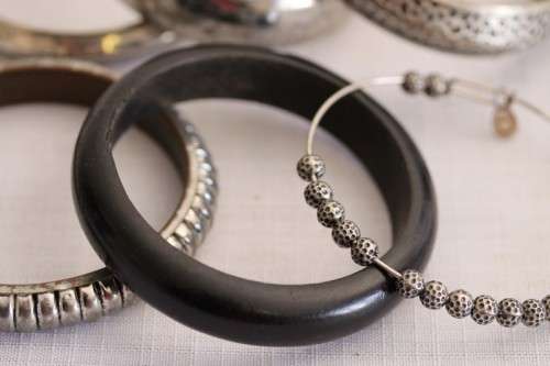 A stunning collection of 6x assorted ladies bracelets incl. silver plate, beaded & ornate vintage