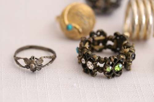 An amazing collection of assorted ladies rings including silver & gold metal, beaded & fashion rings