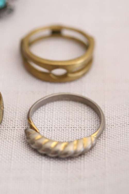 An amazing collection of assorted ladies rings including silver & gold metal, beaded & fashion rings