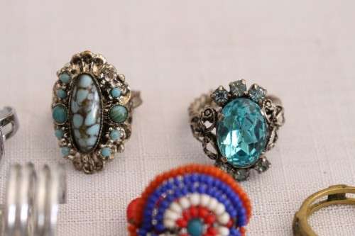 An amazing collection of assorted ladies rings including silver & gold metal, beaded & fashion rings