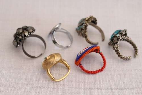 An amazing collection of assorted ladies rings including silver & gold metal, beaded & fashion rings