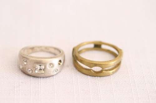 An amazing collection of assorted ladies rings including silver & gold metal, beaded & fashion rings