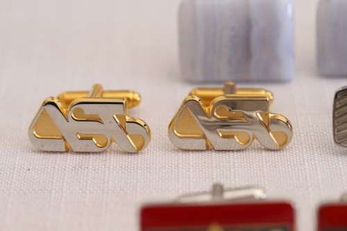 **RS17** A collection of 7x assorted vintage gents cuff link sets incl silver & gold plated sets