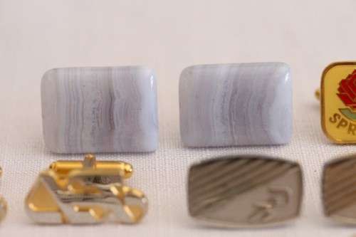 **RS17** A collection of 7x assorted vintage gents cuff link sets incl silver & gold plated sets
