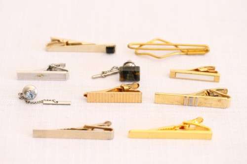 A fantastic collection of 10x assorted vintage gents tie pins sets incl. silver & gold plated pins