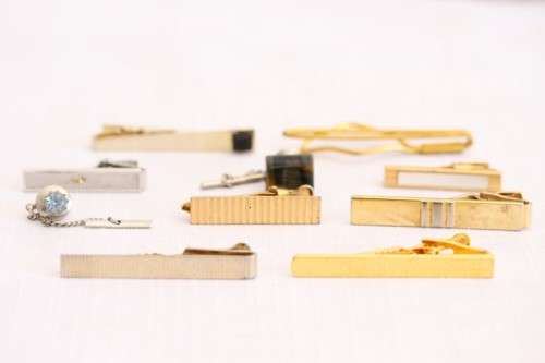 A fantastic collection of 10x assorted vintage gents tie pins sets incl. silver & gold plated pins