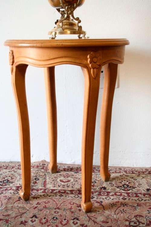 A stunning round vintage Oak occasional/side table with carved detailing.
