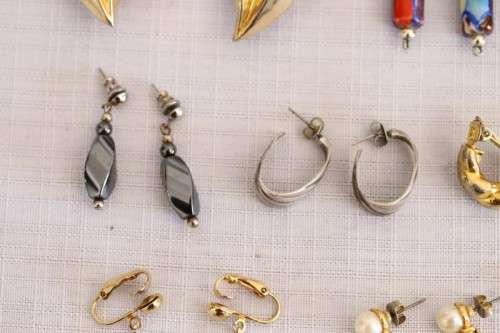 **RS17** A collection of 11x pairs of assorted ladies earrings including clip-on & for pierced ears