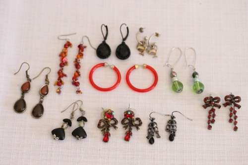 **RS17** A collection of 10x pairs of assorted ladies earrings for pierced ears