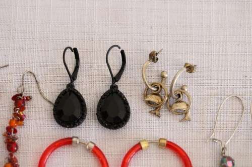 **RS17** A collection of 10x pairs of assorted ladies earrings for pierced ears
