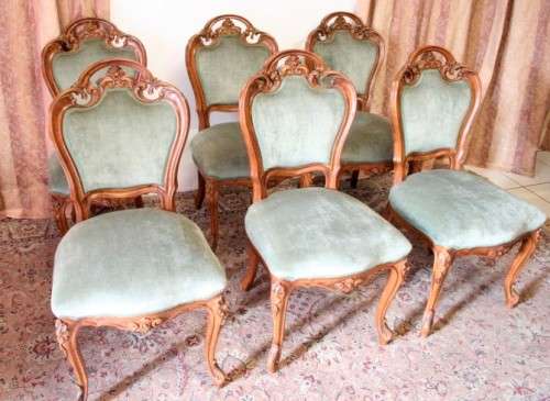 An impeccable antique Victorian Walnut 8-seater dining room suite w/ exquisite carved detailing