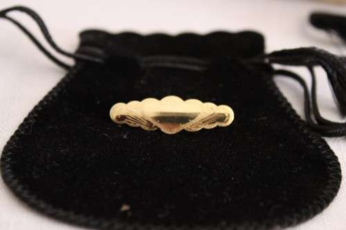 A stunning detailed 9ct yellow gold baby's Christening/ ID brooch - can be engraved!