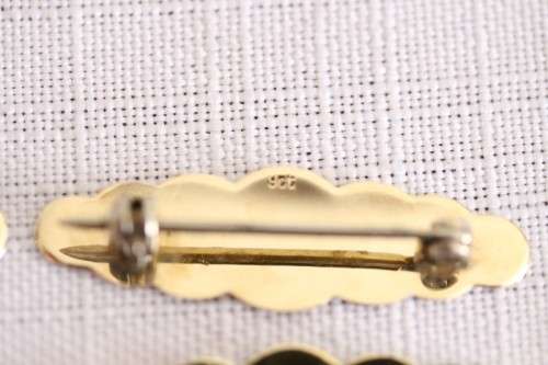 A stunning detailed 9ct yellow gold baby's Christening/ ID brooch - can be engraved!