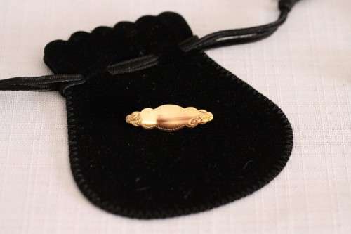 A stunning detailed 9ct yellow gold baby's Christening/ ID brooch - can be engraved!