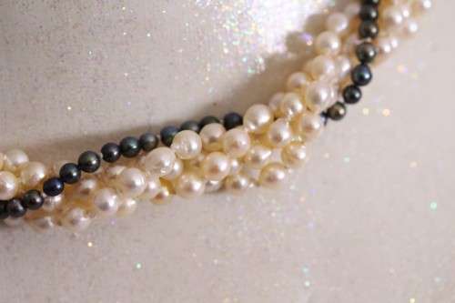 **RS17** A pretty 5-strand (4 white & 1 black) ladies cultured pearl necklace with a 14ct gold clasp