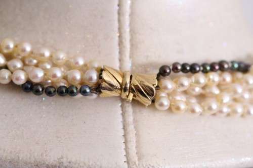 **RS17** A pretty 5-strand (4 white & 1 black) ladies cultured pearl necklace with a 14ct gold clasp