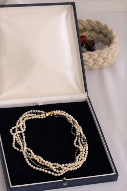**RS17** A pretty 5-strand (4 white & 1 black) ladies cultured pearl necklace with a 14ct gold clasp