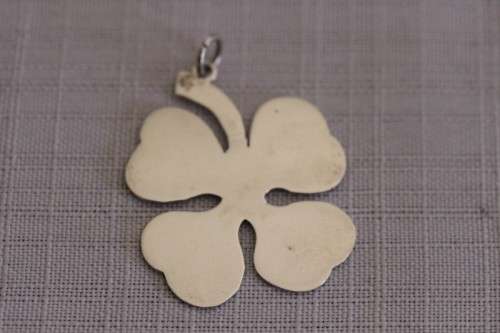 A stunning sterling silver (925) "Que Bun" four leaf clover pendant - wonderful addition to a chain!