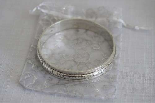 An exquisite heavy (49.28g) solid sterling silver ladies bracelet w/ a twisted "rope" centre design