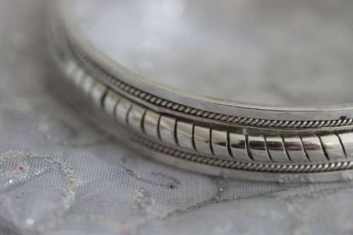An exquisite heavy (49.28g) solid sterling silver ladies bracelet w/ a twisted "rope" centre design
