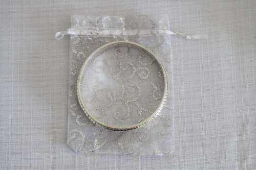 An exquisite heavy (49.28g) solid sterling silver ladies bracelet w/ a twisted "rope" centre design