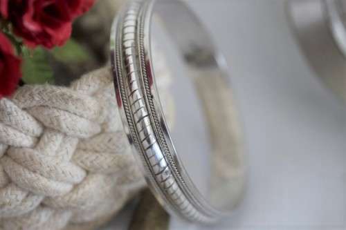 An exquisite heavy (49.28g) solid sterling silver ladies bracelet w/ a twisted "rope" centre design