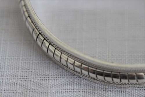 An exquisite heavy (49.28g) solid sterling silver ladies bracelet w/ a twisted "rope" centre design