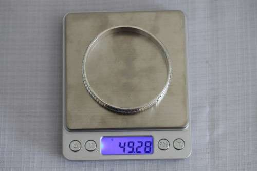 An exquisite heavy (49.28g) solid sterling silver ladies bracelet w/ a twisted "rope" centre design