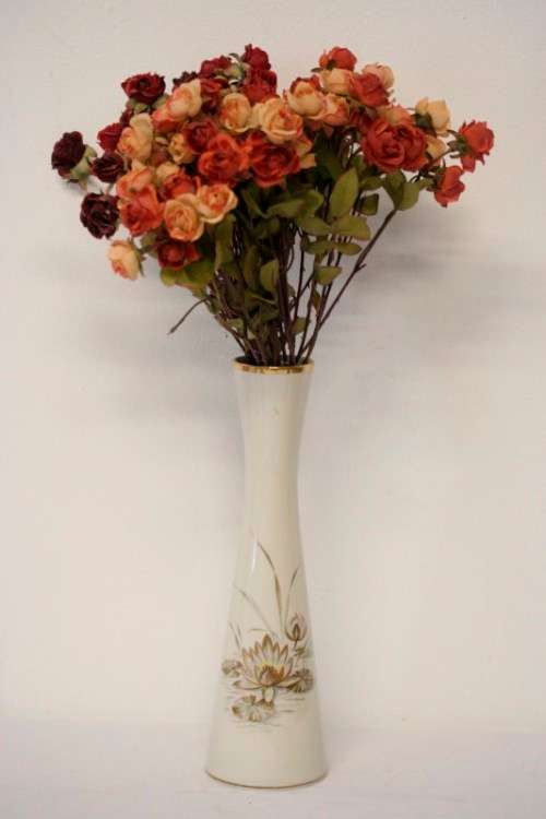 **RS17** An "Alboth & Kaiser" Bavaria fine porcelain vase with gold gilding and "Seerose" pattern.