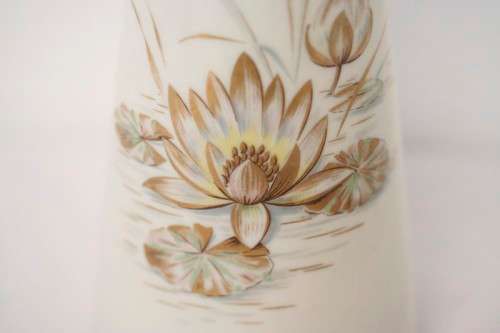 **RS17** An "Alboth & Kaiser" Bavaria fine porcelain vase with gold gilding and "Seerose" pattern.