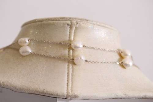 A stylish 89cm long endless-strand of white cultured baroque pearls on a silver chain - stunning!!