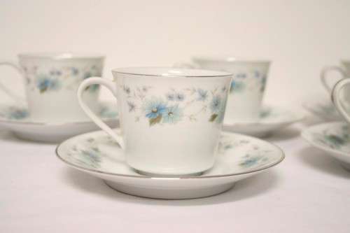 **RS17** A superb set of 5 vintage JC Noritake "Marella" demitasse/espresso cups in great condition.