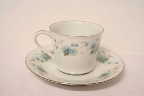 **RS17** A superb set of 5 vintage JC Noritake "Marella" demitasse/espresso cups in great condition.